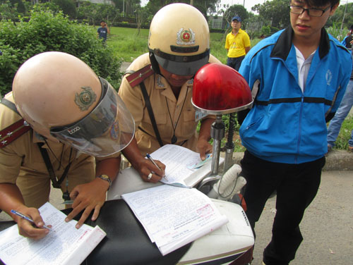 Bị phạt nhiều, người dân lên mạng chia sẻ các lỗi xe máy hay gặp